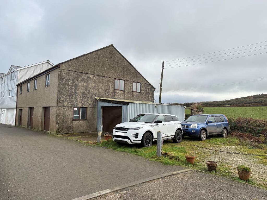 Lot: 174 - COACH HOUSE WITH SPACIOUS ACCOMMODATION PLUS FOUR SELF CONTAINED GARAGES AND PARKING - 